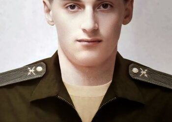 Retrato de Maksim Suvorov, un francotirador adolescente de 18 años.