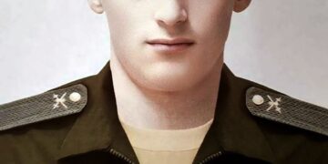 Retrato de Maksim Suvorov, un francotirador adolescente de 18 años.