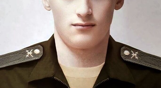 Retrato de Maksim Suvorov, un francotirador adolescente de 18 años.