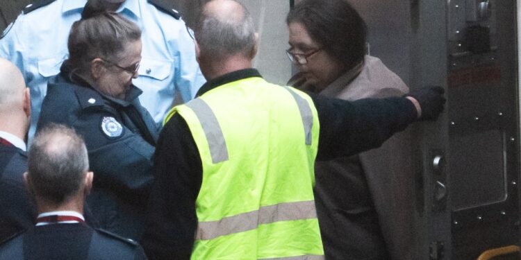 Erin Patterson escoltó a la corte por sentencia.