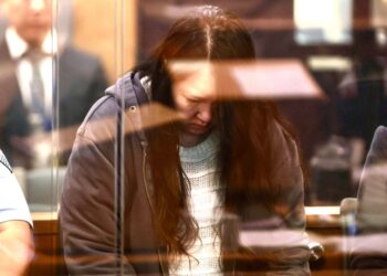 Hakyung Lee en la corte durante un juicio.
