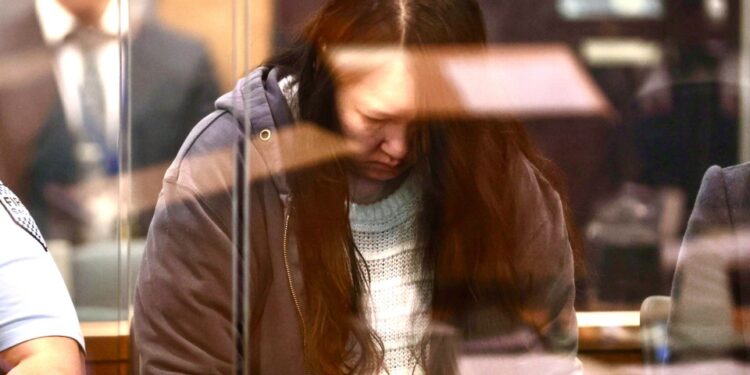 Hakyung Lee en la corte durante un juicio.