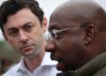 El senador estadounidense Raphael Warnock (D-Georgia) y el senador Jon Ossoff (D-Georgia).