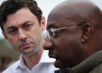 El senador estadounidense Raphael Warnock (D-Georgia) y el senador Jon Ossoff (D-Georgia).
