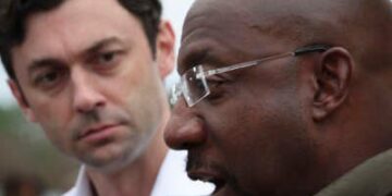 El senador estadounidense Raphael Warnock (D-Georgia) y el senador Jon Ossoff (D-Georgia).