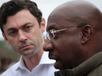 El senador estadounidense Raphael Warnock (D-Georgia) y el senador Jon Ossoff (D-Georgia).