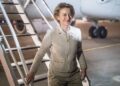 Ursula von der Leyen descendiendo las escaleras de un avión.