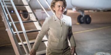 Ursula von der Leyen descendiendo las escaleras de un avión.