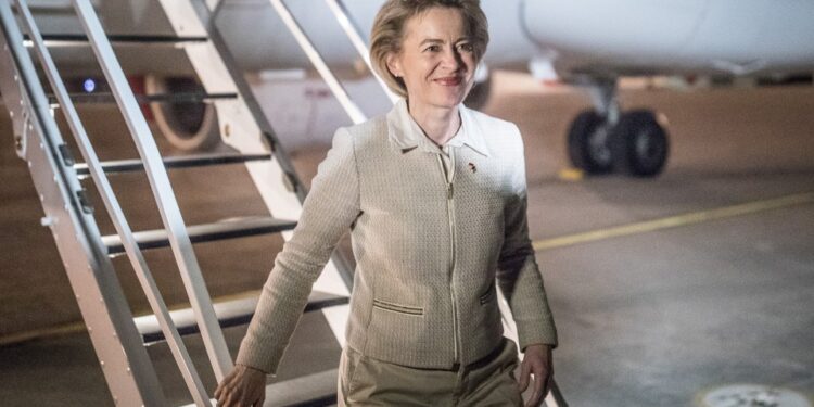Ursula von der Leyen descendiendo las escaleras de un avión.