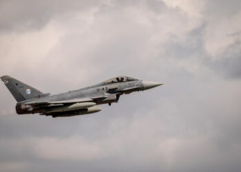 Un avión de combate de typhoon de la Fuerza Aérea española vuela sobre la base aérea durante la bandera de Ramstein 24 Ejercicio de entrenamiento de defensa aérea militar de la OTAN.