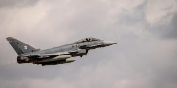 Un avión de combate de typhoon de la Fuerza Aérea española vuela sobre la base aérea durante la bandera de Ramstein 24 Ejercicio de entrenamiento de defensa aérea militar de la OTAN.