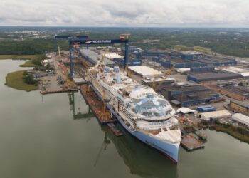 Vista aérea del crucero Legend of the Seas en construcción en un astillero.