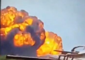 Gran fuego y humo de un accidente aéreo.