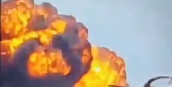 Gran fuego y humo de un accidente aéreo.