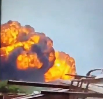 Gran fuego y humo de un accidente aéreo.