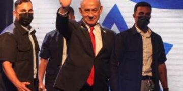 El primer ministro israelí, Benjamin Netanyahu, saluda cuando llega para asistir a una ceremonia de firma para un acuerdo marco, con el objetivo de acelerar el desarrollo en el acuerdo israelí de Maale Adumim, en el acuerdo ocupado en Cisjordania el 11 de septiembre de 2025.