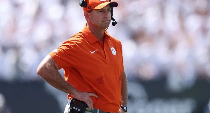 El entrenador de Clemson, Dabo Swinney, defiende el récord del equipo después de 1-2 inicio