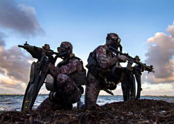 Los SEAL de la Marina de los EE. UU. Realizan operaciones de buceo militar.