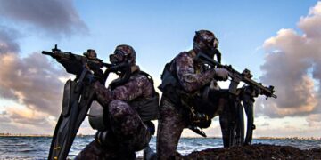 Los SEAL de la Marina de los EE. UU. Realizan operaciones de buceo militar.