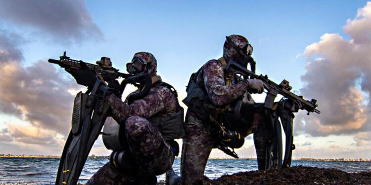 Los SEAL de la Marina de los EE. UU. Realizan operaciones de buceo militar.