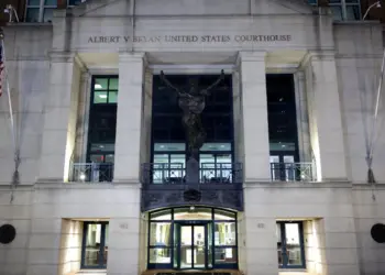 Una vista exterior del Palacio de Justicia de los Estados Unidos de Albert V. Bryan el 25 de septiembre de 2025 en Alexandria, Virginia. El ex director del FBI James Comey fue acusado por un gran jurado de Virginia por cargos de hacer una declaración falsa y obstrucción durante el testimonio del Congreso en 2020. (Foto de Alex Wong/Getty Images)