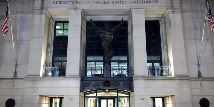 Una vista exterior del Palacio de Justicia de los Estados Unidos de Albert V. Bryan el 25 de septiembre de 2025 en Alexandria, Virginia. El ex director del FBI James Comey fue acusado por un gran jurado de Virginia por cargos de hacer una declaración falsa y obstrucción durante el testimonio del Congreso en 2020. (Foto de Alex Wong/Getty Images)