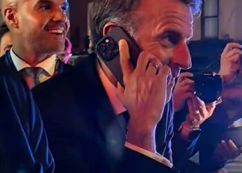 Emmanuel Macron en una llamada telefónica con Trump, mientras la policía lo detuvo.