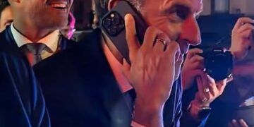 Emmanuel Macron en una llamada telefónica con Trump, mientras la policía lo detuvo.