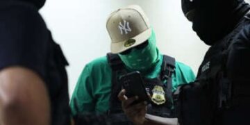 Los agentes federales patrullan los pasillos del Tribunal de Inmigración en el Edificio Federal Jacob K. Javitz el 14 de agosto de 2025 en la ciudad de Nueva York.