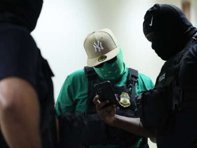 Los agentes federales patrullan los pasillos del Tribunal de Inmigración en el Edificio Federal Jacob K. Javitz el 14 de agosto de 2025 en la ciudad de Nueva York.