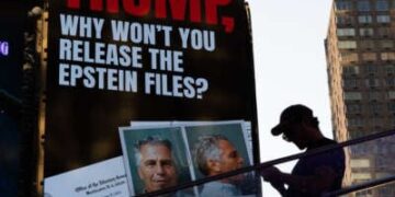 Una valla publicitaria en Times Square requiere el lanzamiento de los archivos de Epstein el 23 de julio de 2025 en la ciudad de Nueva York.