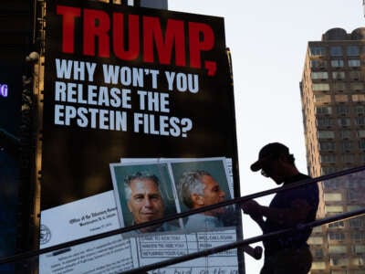 Una valla publicitaria en Times Square requiere el lanzamiento de los archivos de Epstein el 23 de julio de 2025 en la ciudad de Nueva York.