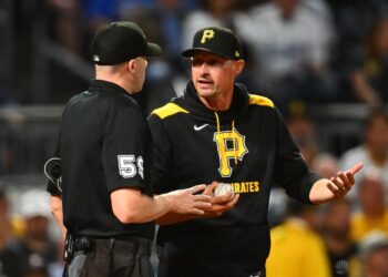 El gerente Don Kelly (12) de los Piratas de Pittsburgh argumenta una llamada con el árbitro Nic Lentz (59) durante la séptima entrada contra los Dodgers de Los Ángeles en PNC Park en Pittsburgh, Pa., El 2 de septiembre de 2025. (Joe Sargent/Getty Images)