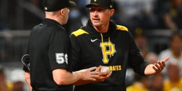 El gerente Don Kelly (12) de los Piratas de Pittsburgh argumenta una llamada con el árbitro Nic Lentz (59) durante la séptima entrada contra los Dodgers de Los Ángeles en PNC Park en Pittsburgh, Pa., El 2 de septiembre de 2025. (Joe Sargent/Getty Images)