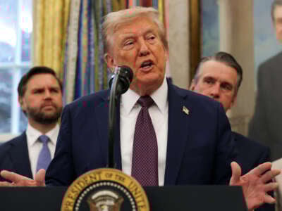 El presidente Donald Trump habla con los medios de comunicación en la Oficina Oval de la Casa Blanca.