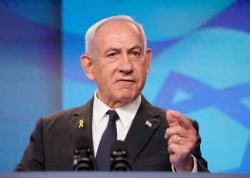 El primer ministro israelí Benjamin Netanyahu hace gestos durante una conferencia de prensa.