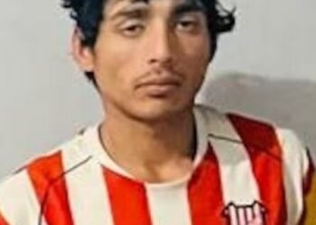 Maximiliano Enrique Acosta en una camiseta rayada.