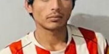 Maximiliano Enrique Acosta en una camiseta rayada.