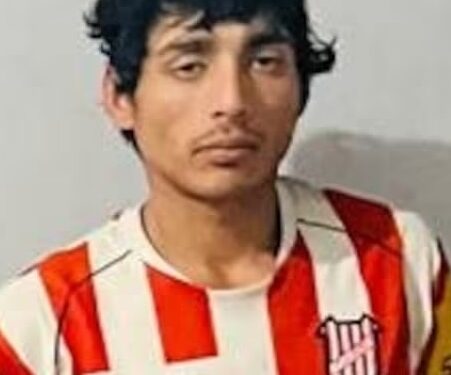 Maximiliano Enrique Acosta en una camiseta rayada.