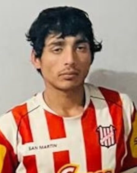 Maximiliano Enrique Acosta en una camiseta rayada.