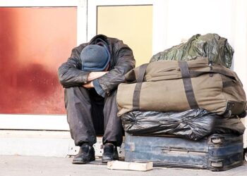 El ingreso familiar promedio de los Estados Unidos aumenta ligeramente, la tasa de pobreza disminuye