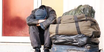 El ingreso familiar promedio de los Estados Unidos aumenta ligeramente, la tasa de pobreza disminuye