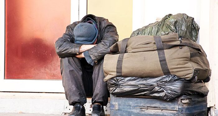 El ingreso familiar promedio de los Estados Unidos aumenta ligeramente, la tasa de pobreza disminuye