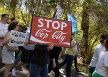 Los activistas ambientales tienen una manifestación y una marcha por el Bosque de Atlanta, un bosque preservado Atlanta que está programado para desarrollarse como un centro de capacitación policial, 4 de marzo de 2023 en Atlanta, Georgia.