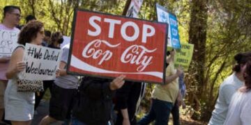 Los activistas ambientales tienen una manifestación y una marcha por el Bosque de Atlanta, un bosque preservado Atlanta que está programado para desarrollarse como un centro de capacitación policial, 4 de marzo de 2023 en Atlanta, Georgia.