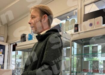Christian Bruckner en una tienda de teléfonos móviles en Neumunster, Alemania, comprando un teléfono móvil.