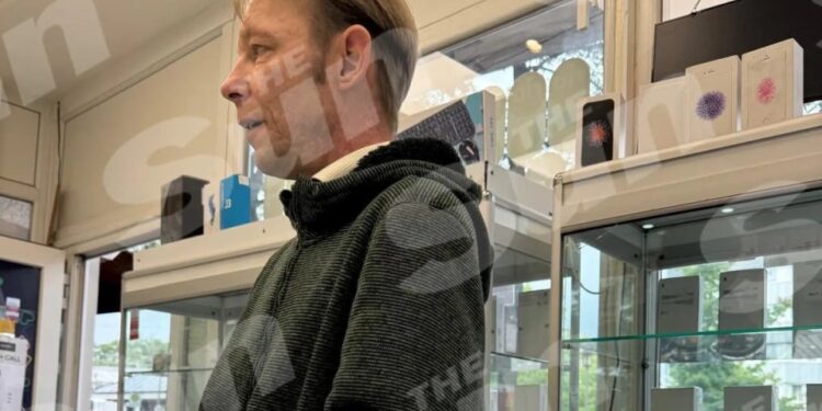 Christian Bruckner en una tienda de teléfonos móviles en Neumunster, Alemania, comprando un teléfono móvil.