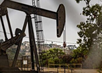 Las casas se sientan a la sombra del campo petrolero de Inglewood el 25 de septiembre de 2024 en Los Ángeles, California.