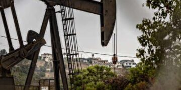 Las casas se sientan a la sombra del campo petrolero de Inglewood el 25 de septiembre de 2024 en Los Ángeles, California.