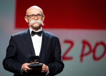Wladyslaw Grohowski con el premio Teraz Polska.